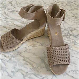 Size 7-1/2 Unisa wedge sandals